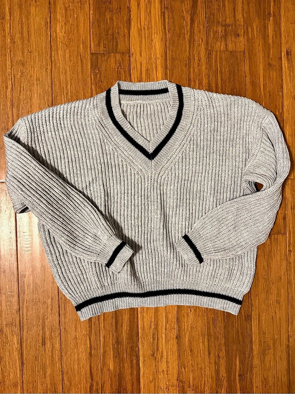SHEIN V-Neck Ribbed Sweater in Gray & Black Size Large Like New